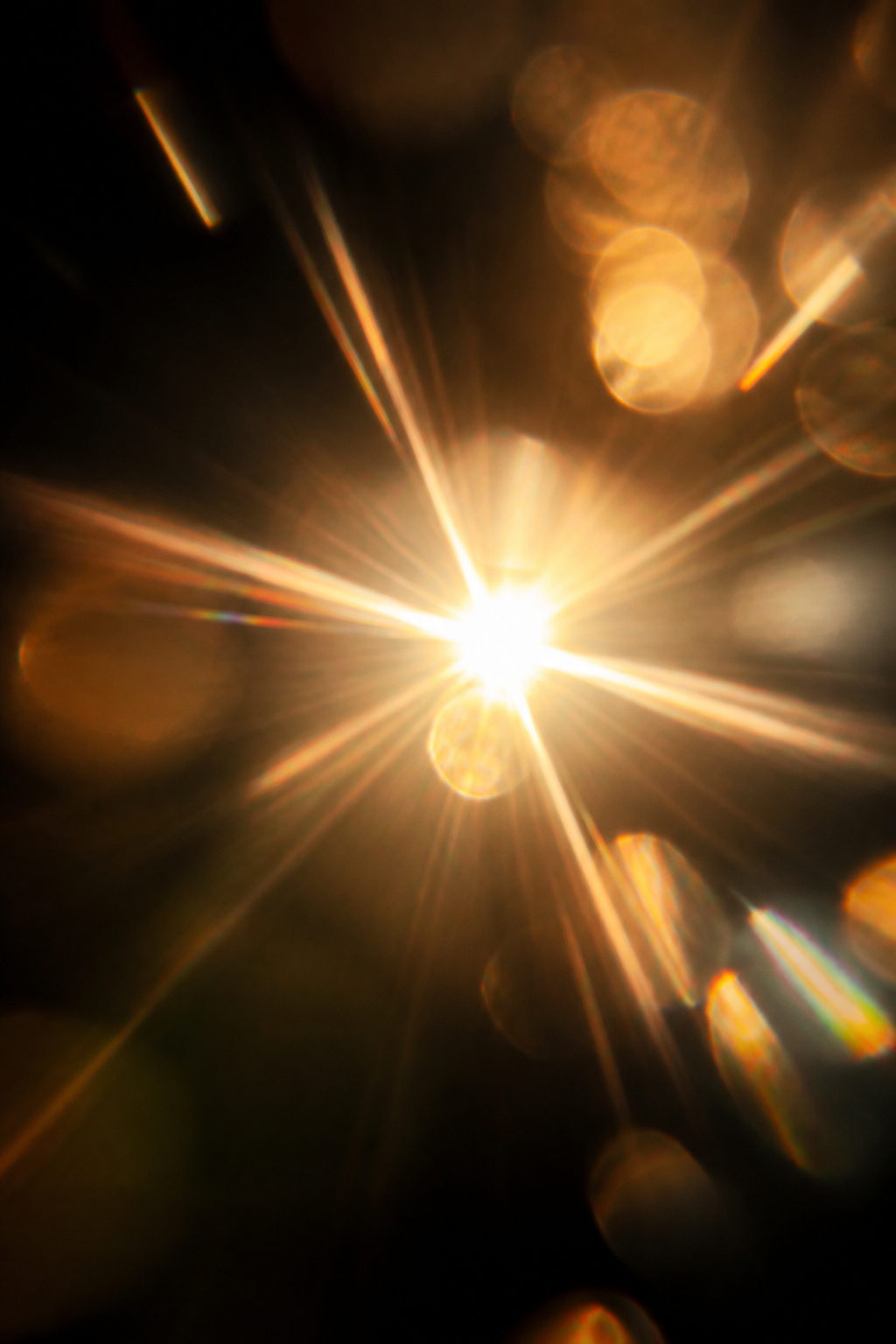 Composition artistique de halo lumineux et de reflets surexposés, signature du studio Surexposition